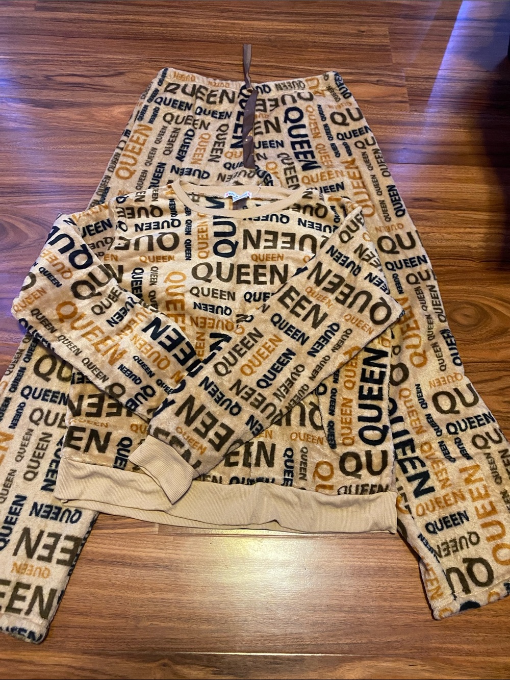 QUEEN Print Cozy Lounge Set - Beige, Black & Gold Text
